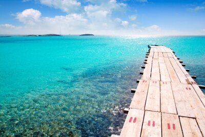 Pier over een turquoise zee