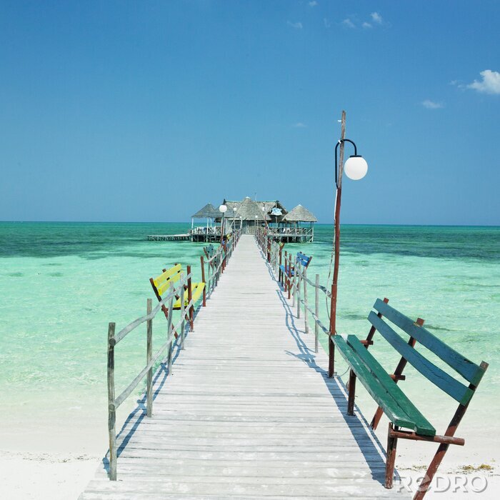 Sticker Pier tegen de achtergrond van een groene zee