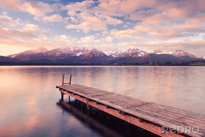 Sticker Pier tegen de achtergrond van hoge bergen