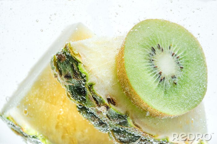 Sticker Plakjes verse ananas en kiwi in helder helder water.