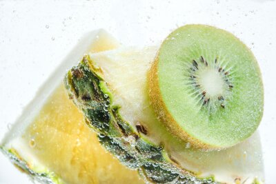 Sticker Plakjes verse ananas en kiwi in helder helder water.