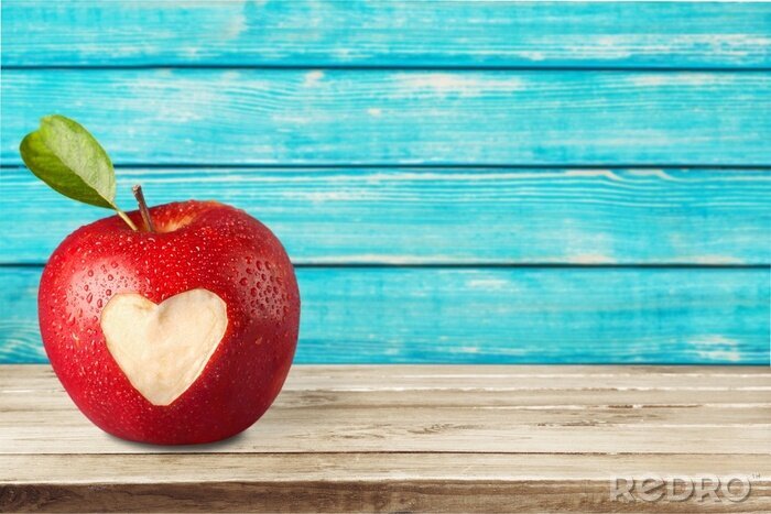 Sticker Rode appel met een hart op tafel