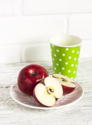 Sticker Rode appel op een bord