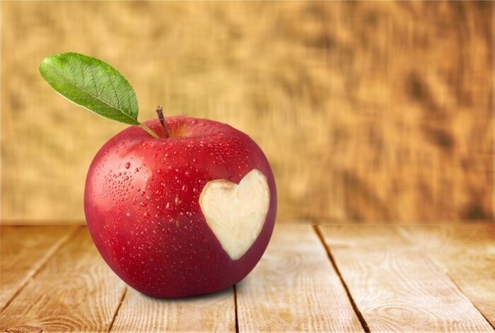 Sticker Rode appel op een houten tafel