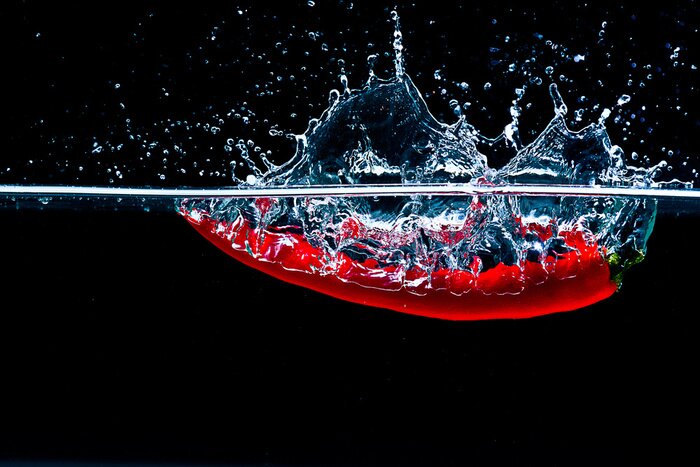 Sticker Rode peper die in het water valt