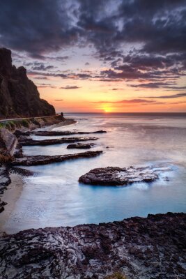 Rotsachtige kliffen bij de zee