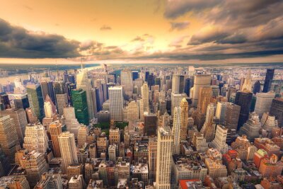 Skyline van een gele zonsondergang in de stad