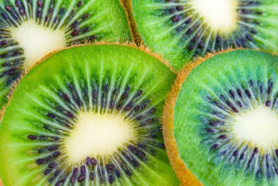 Sticker Sluit omhoog mening van een stapel van dun gesneden kiwifruit als achtergrond