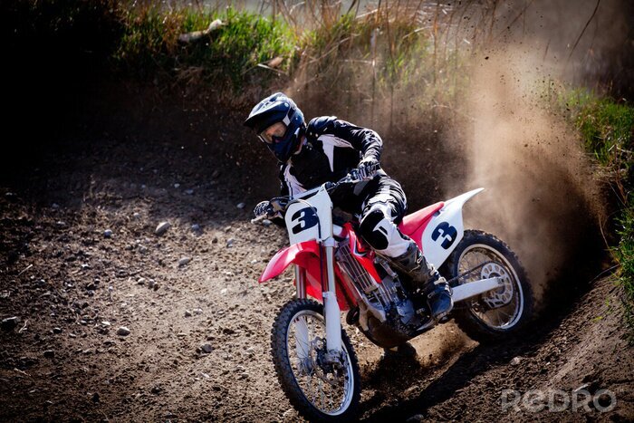 Sticker Sport in een modderig landschap