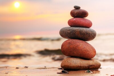 Stenen piramide op zand symboliseren zen, harmonie, evenwicht