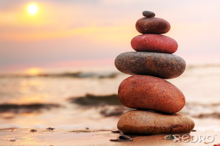 Sticker Stenen piramide op zand symboliseren zen, harmonie, evenwicht