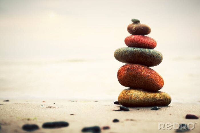 Sticker Stenen piramide op zand symboliseren zen, harmonie, evenwicht