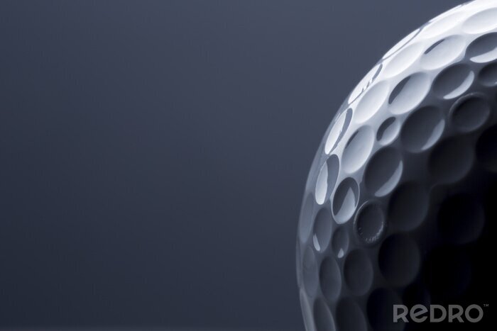 Sticker Stijlvolle golfbal geïsoleerd op lege donkerblauwe achtergrond.