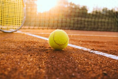 Sticker Tennis racket en bal op een gravelbaan