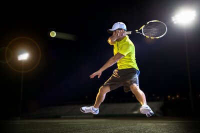 Tennis speler tijdens een wedstrijd in de nacht
