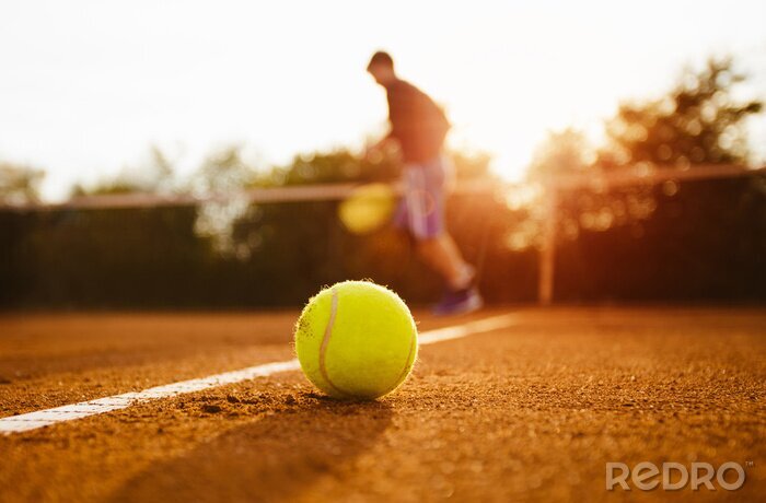 Sticker Tennisbal en silhouet van de speler op een gravelbaan
