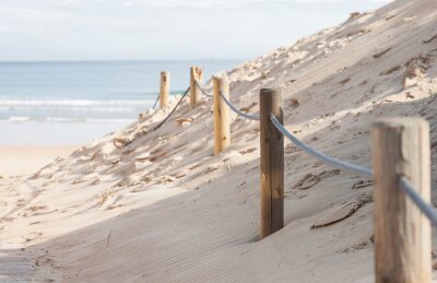 Toegang tot het strand door de duinen