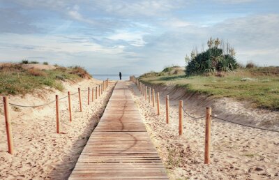 Toegang tot het strand over een houten promenade