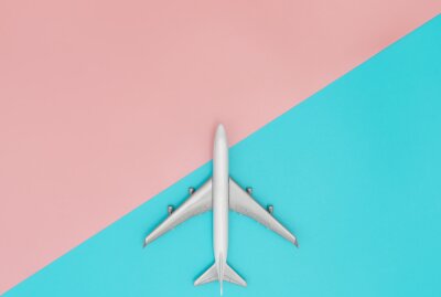 Sticker Toy vliegtuig op blauwe en roze pastelkopie ruimte
