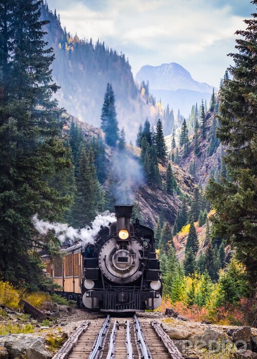 Sticker Train à vapeur traversant un viaduc en montagne