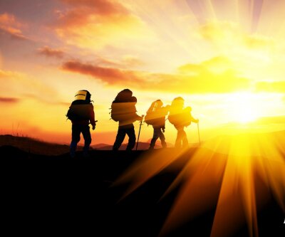 Trekking bij zonsondergang