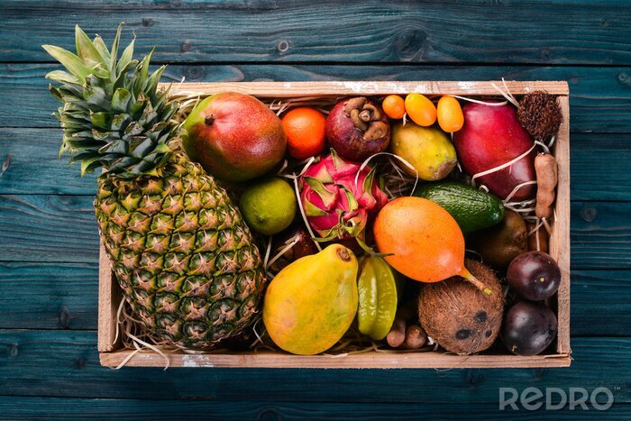 Sticker Tropisch fruit in een houten kist. Papaya, Dragon Fruit, ramboetan, tamarinde, cactussen, avocado, granadilla, carambola, kumquat, mango, mangosteen, passievrucht, kokosnoot.