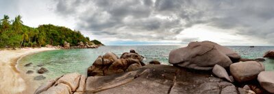 Tropisch strand onder de sombere hemel. Thailand. Gestikt Panorama