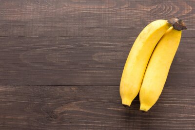 Twee bananen op houten planken