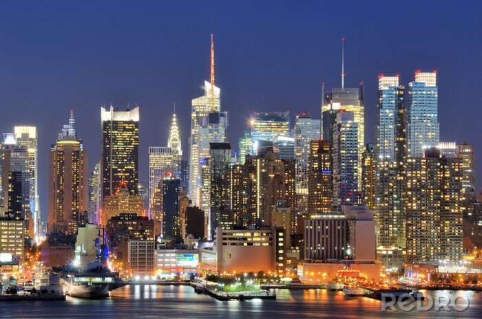 Sticker Verlicht panorama van de stad bij nacht