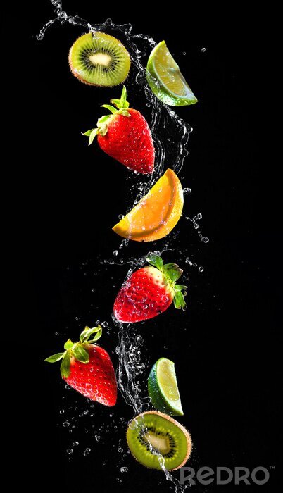 Sticker Vers fruit in water op zwarte achtergrond