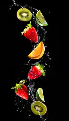 Sticker Vers fruit in water op zwarte achtergrond