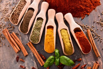 Sticker Verscheidenheid van kruiden op de keukentafel