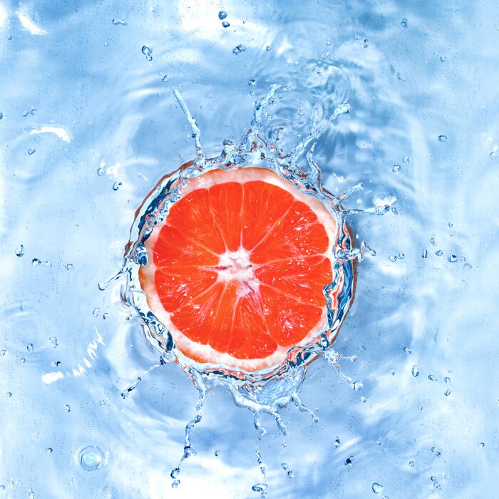 Sticker Verse citroen neergezet in water met bubbels op wit wordt geïsoleerd