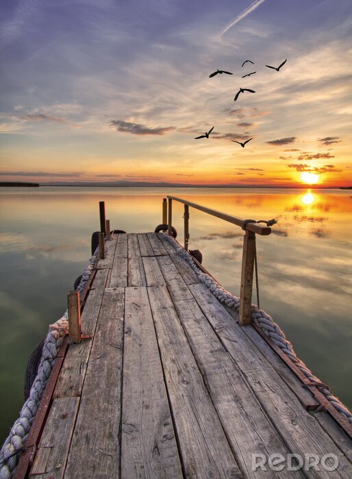 Sticker Verwaarloosde brug over het meer