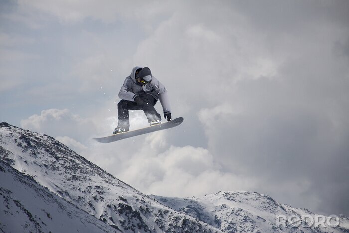 Sticker Vliegen snowboarder op bergen. Extreme sport.