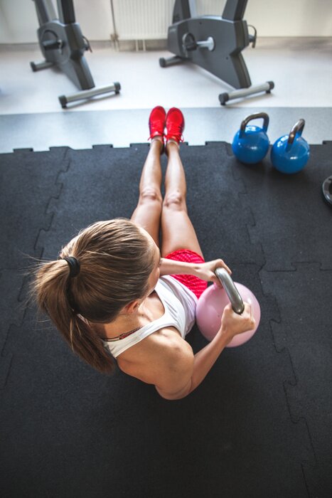 Sticker Vrouw die aan haar buikspieren met kettlebell