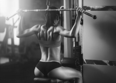 Vrouw die op fitnessapparaat traint