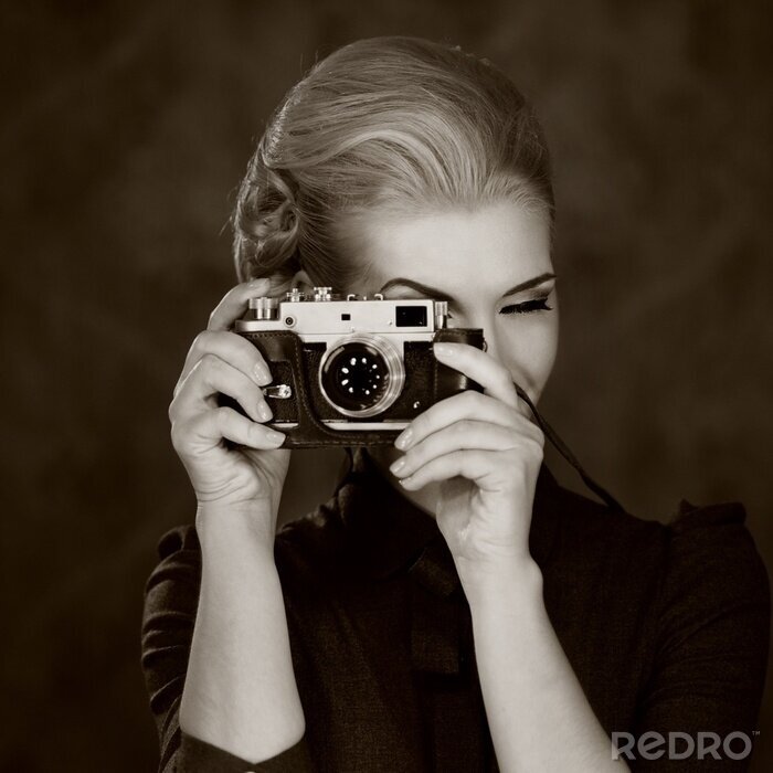 Sticker Vrouw in klassieke jurk met retro camera.