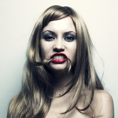 Vrouw met een dreigend gezicht