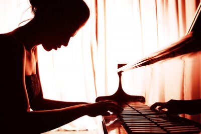 vrouw speelt piano
