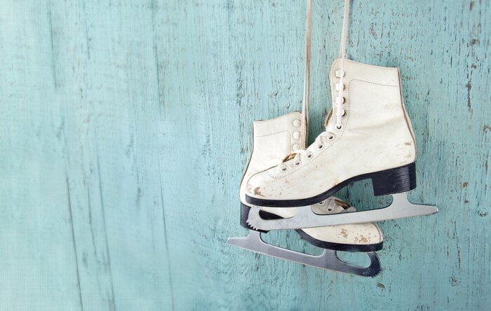 Sticker Vrouwen schaatsen opknoping op blauwe houten achtergrond