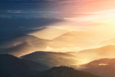 Sticker Wanneer een Night Becomes a Day. Prachtige heuvels helverlichte tijdens de sunrise.