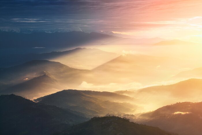 Sticker Wanneer een Night Becomes a Day. Prachtige heuvels helverlichte tijdens de sunrise.