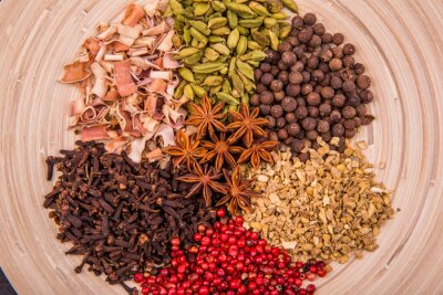 Sticker Пряности в круглой деревянной тарелке