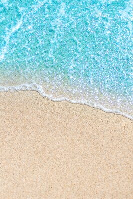 Sticker Zee strand en zachte golf van blauwe oceaan. Zomervakantie en reizen concept. Ruimte kopiëren