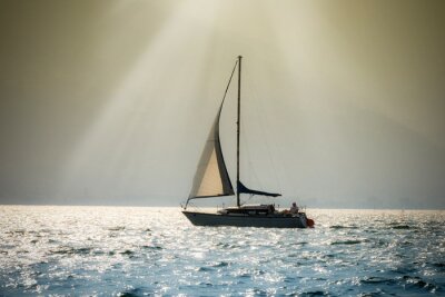 Zeilboot in de zonnestralen