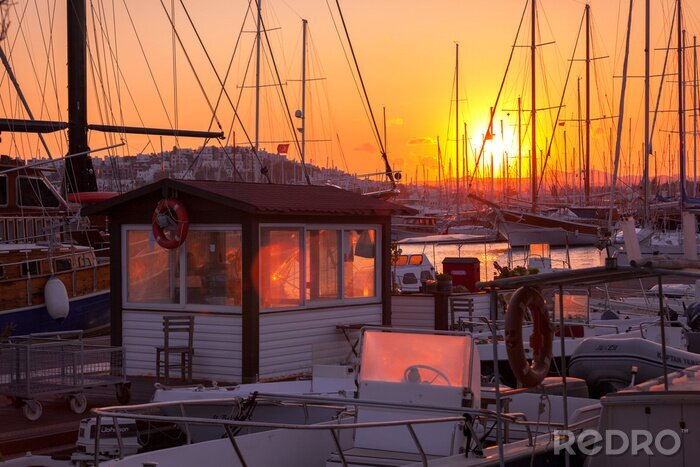 Sticker Zeilboten in de haven bij schemering