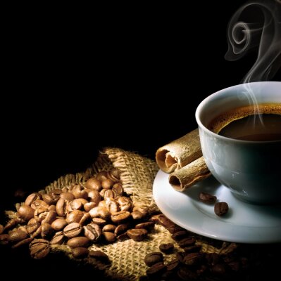 Zwarte aromatische koffie en bonen